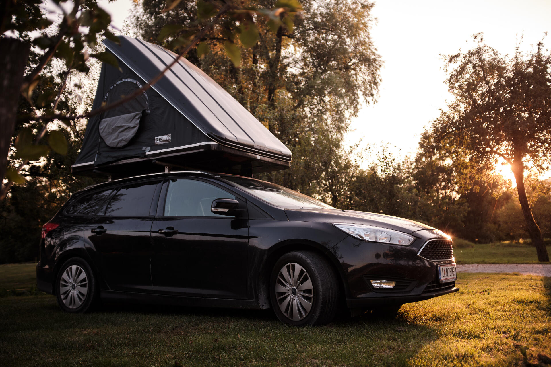 Unser Auto mit aufgeklapptem Dachzelt in der Natur